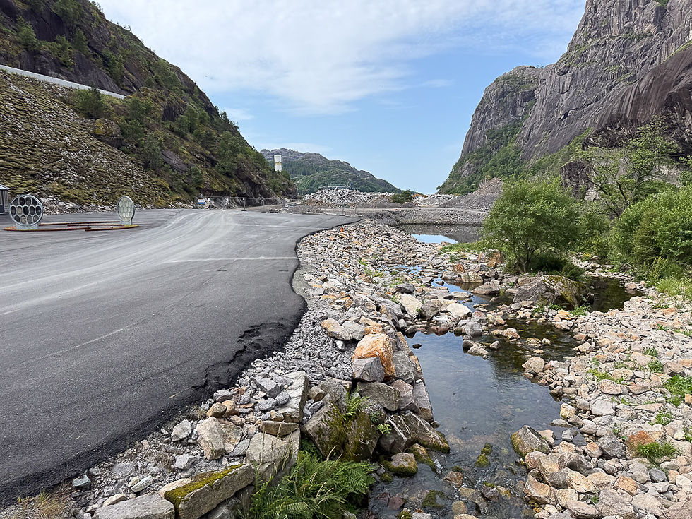 Asfaltert vei ned til industriområde og Helleren i Jøssingfjord