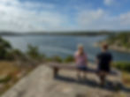 Man og kvinne på benk med utsikt til skjærgården ved Daftö Resort ved Strömstad