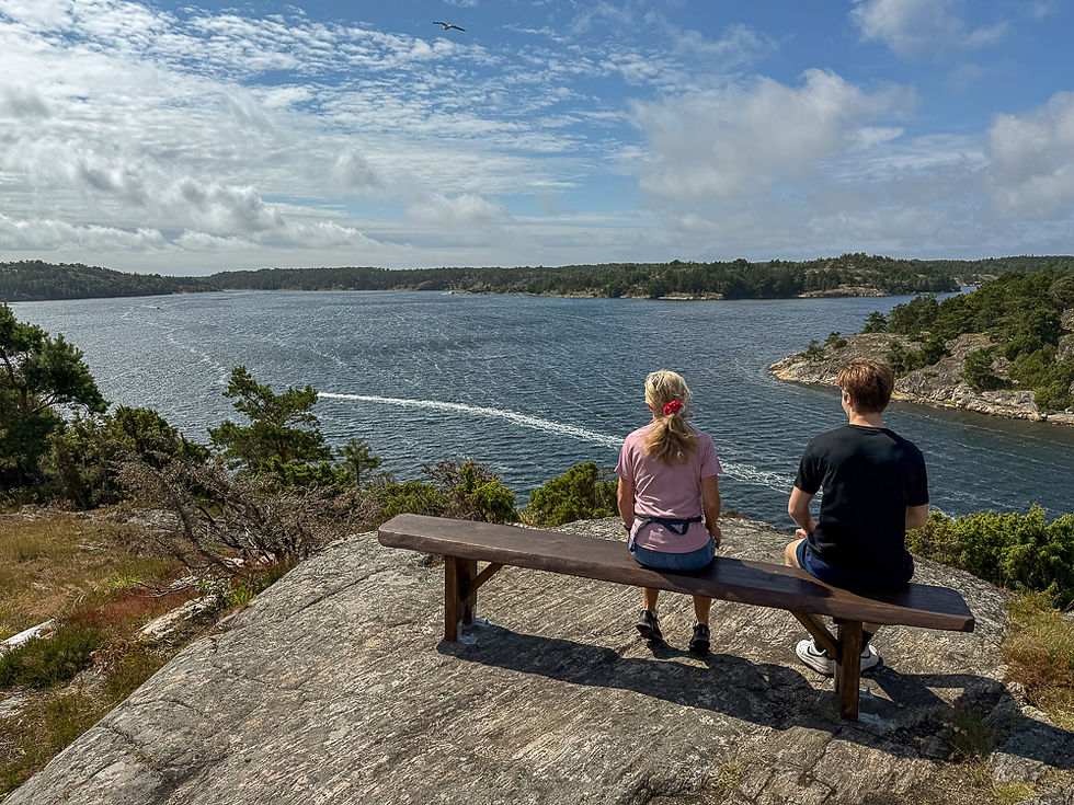 Man og kvinne på benk med utsikt til skjærgården ved Daftö Resort ved Strömstad