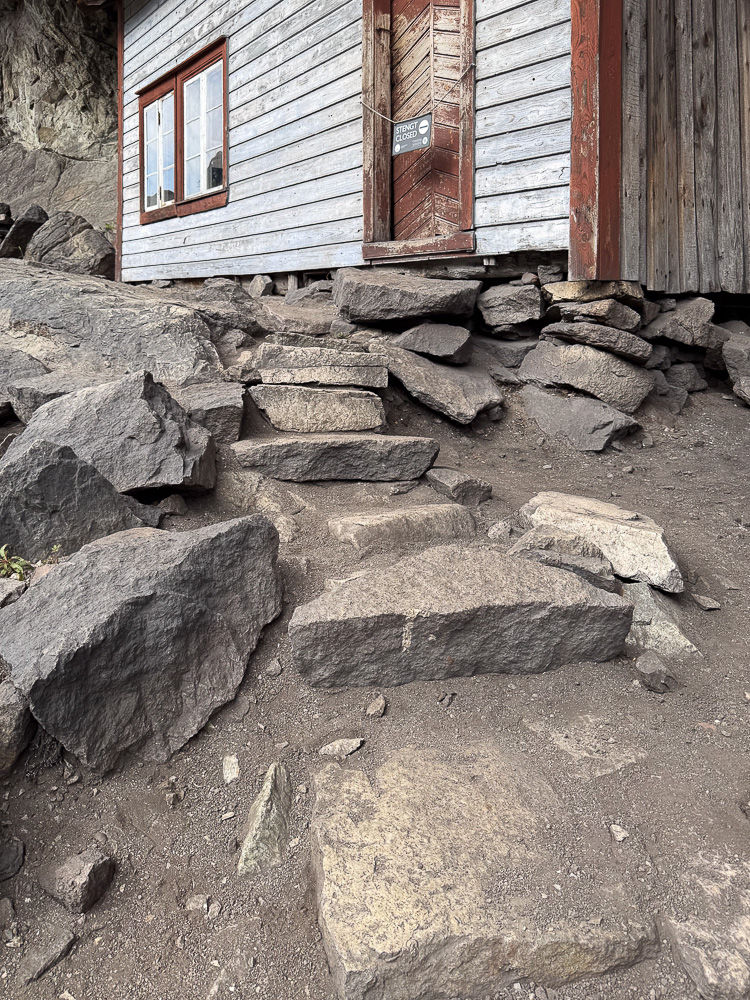Steintrapp opp til det blå huset (som nå ser hvitt ut) ved Helleren i Jøssingfjord