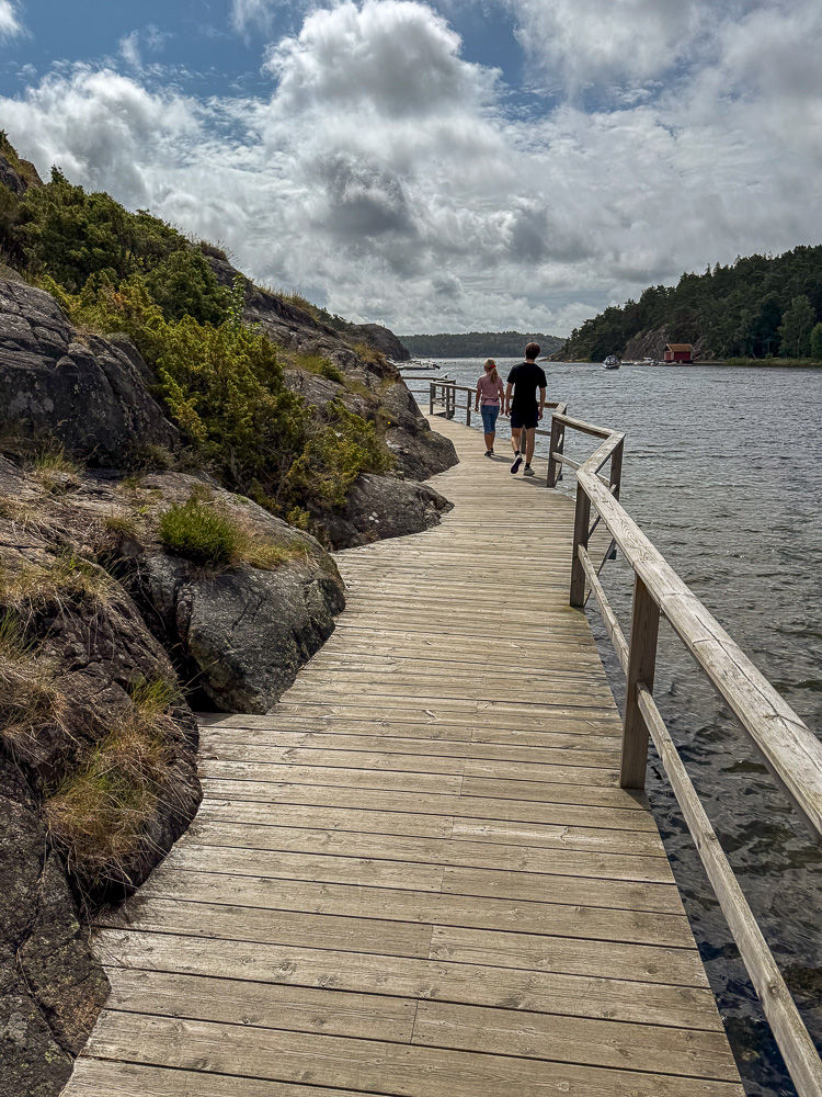 Personer går på gangbro ved kysten av Daftö Resort ved Strömstad