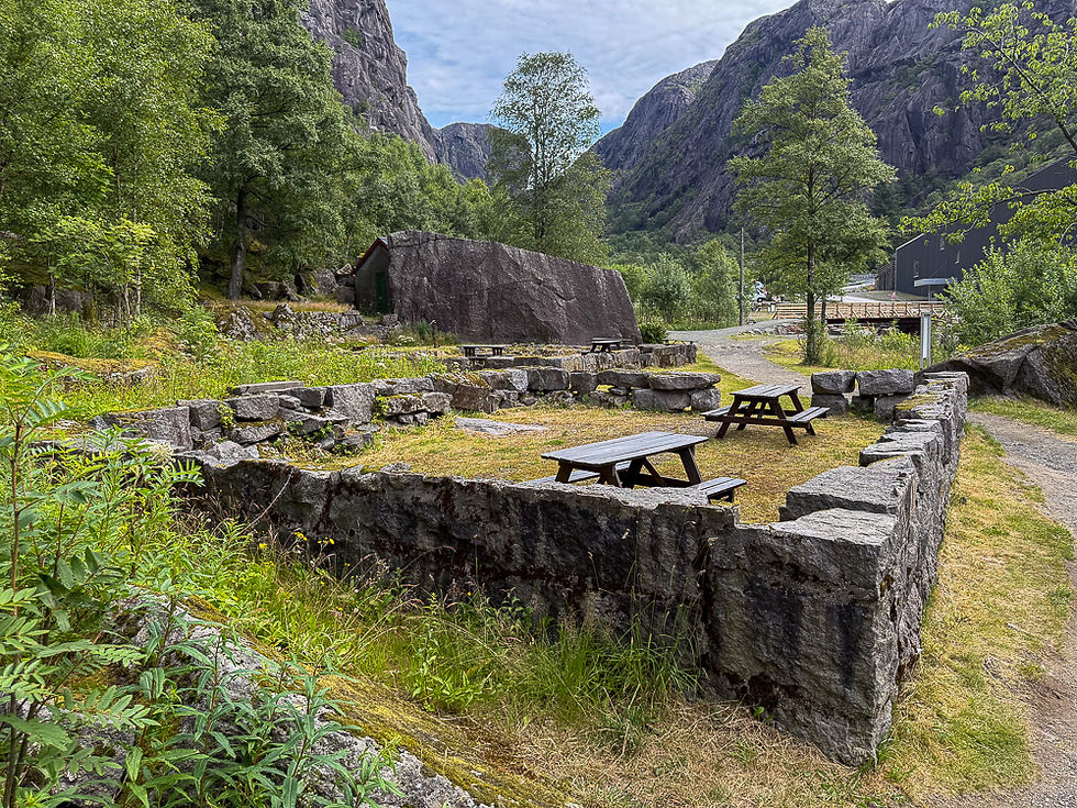 Rasteplass med benker og bord ved Helleren i Jøssingfjord