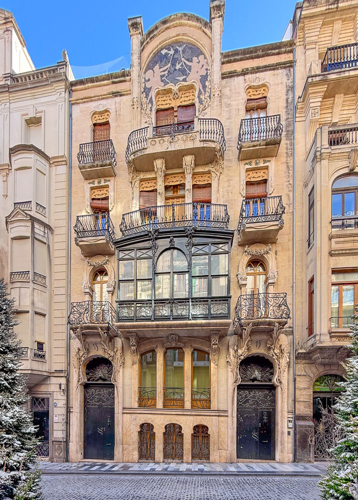 Høyt og smalt hus i modernismestil Caso de Pavo i Alcoy