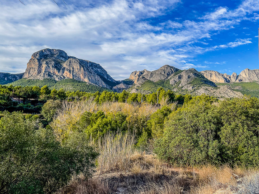 Utsikt til Monte Ponoig og andre fjell ved landsbyen Xirles i kommunen Polop de la Marina i Alicanteprovinsen