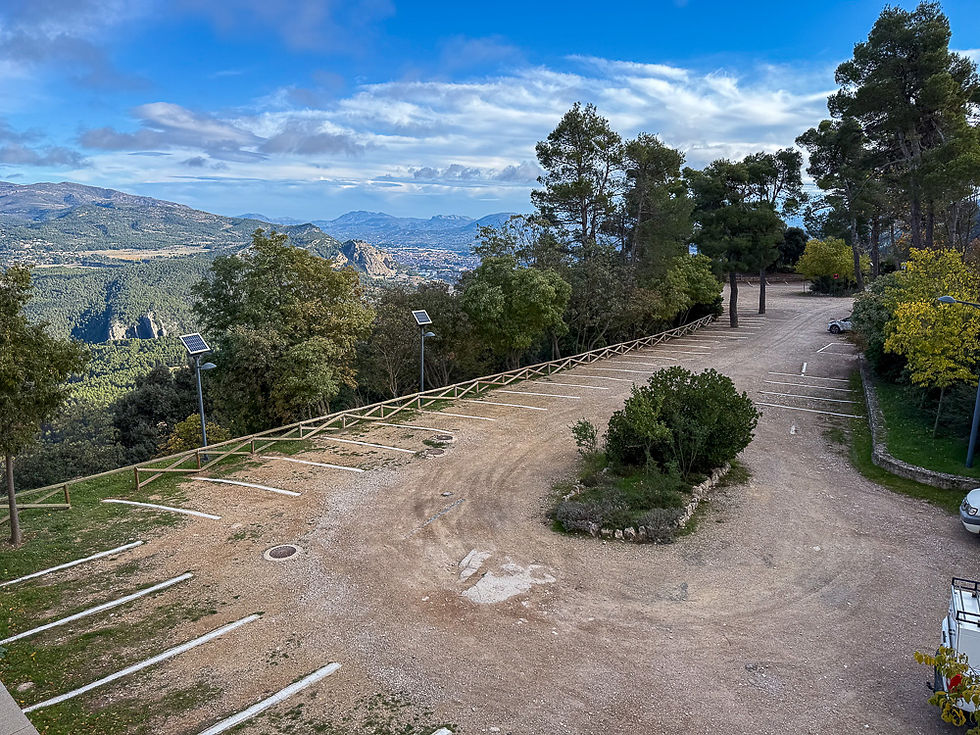 Parkeringsplass ved Santuari de Font Roja i Parque Natural del Carrascal de la Fuente Roja de Alcoy