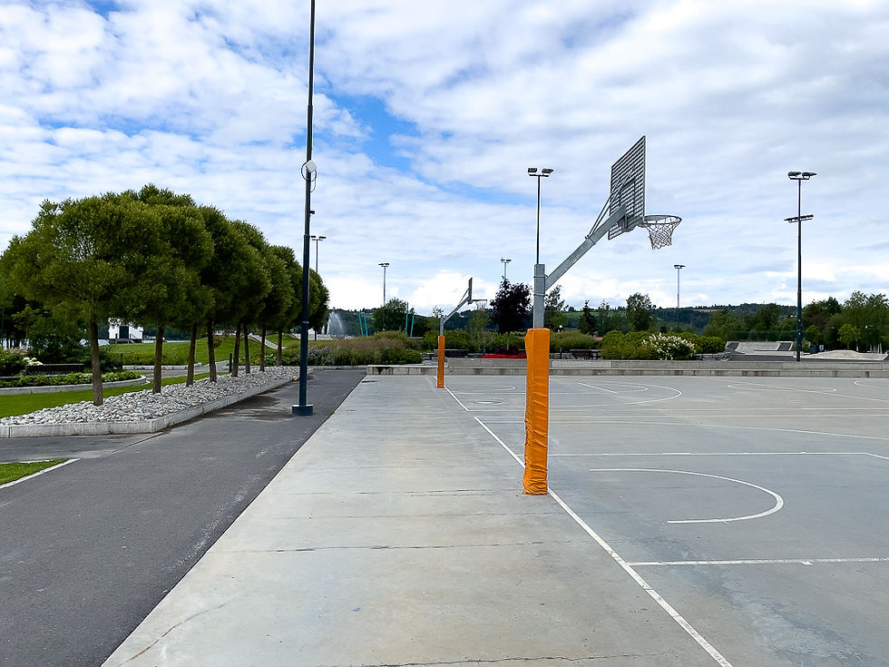 Basketballbane i Mjøsparken i Brumunddal ved innsjøen Mjøsa