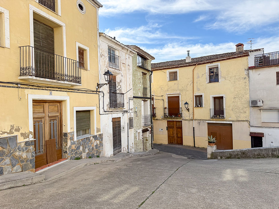 Åpen plass med fasader i fjellandsbyen Planes i Alicanteprovinsen