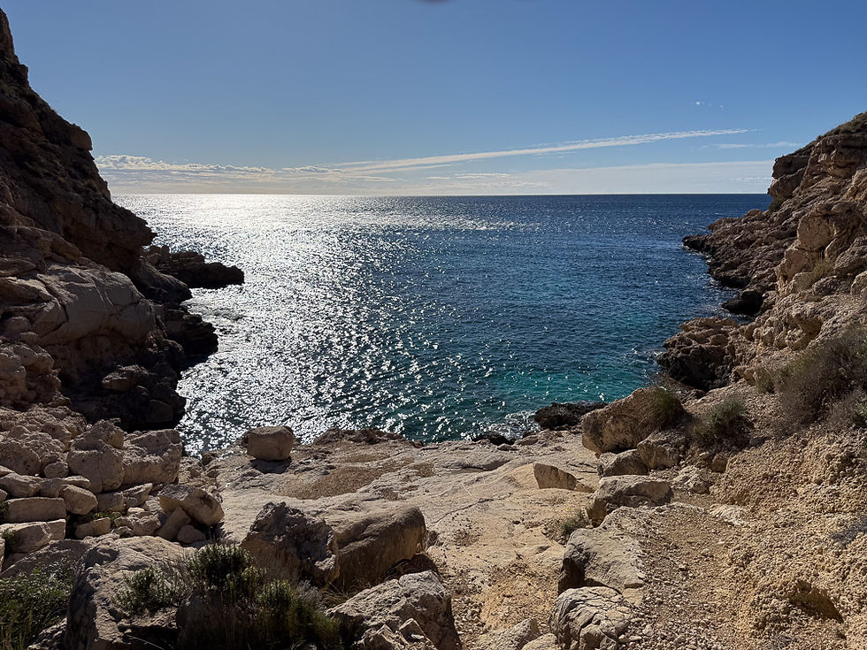 Nærbilde av strandlinje ved Cala Fonda i Villajoyosa på Costa Blanca