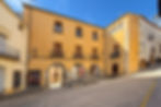 Gul murbygning med portaler Ayuntamiento i fjellandsbyen Planes i Alicanteprovinsen