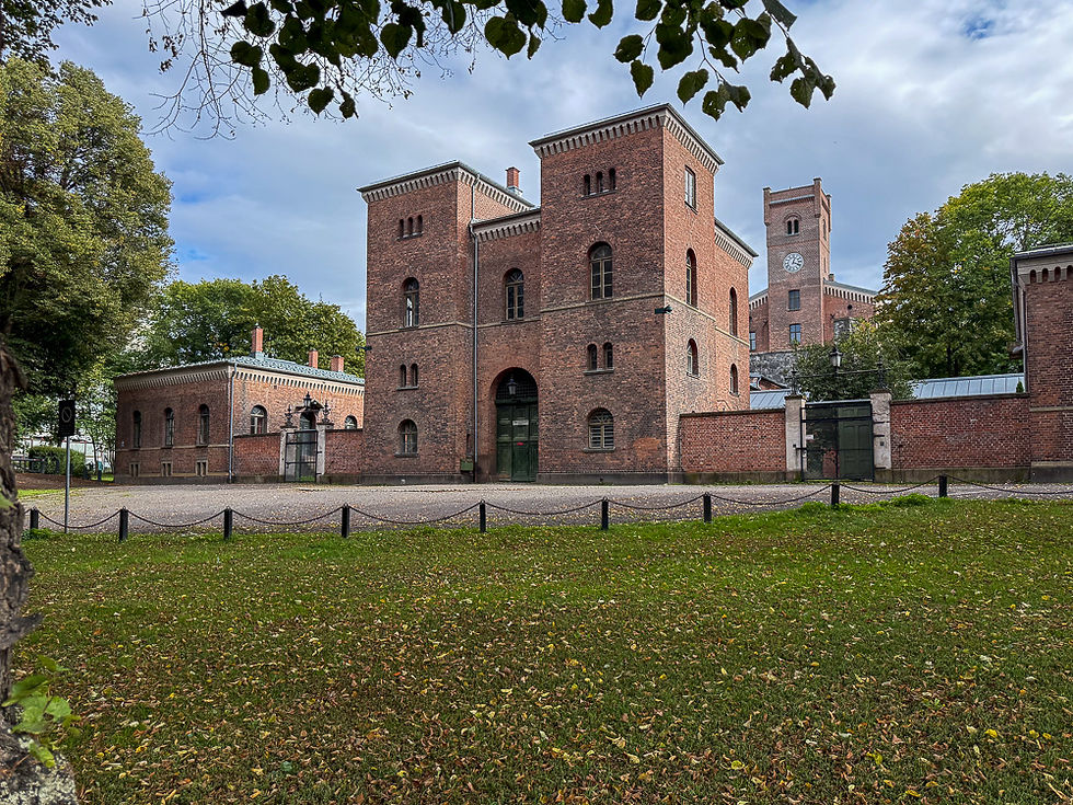 Store firkantede murbygninger i rød teglsteing inngangspartiet til Oslo Botsfengsel i Oslo