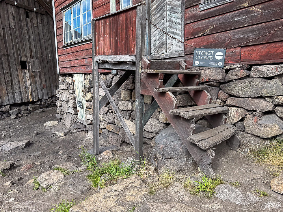 Gammel slitt trapp i tre opp til det røde huset på Helleren i Jøssingfjord