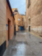 Smal gate i by med gammel utelampe i Elche