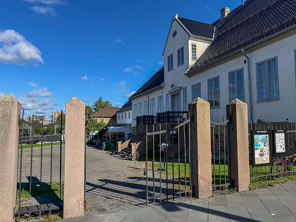 Inngangspartiet til Oslo Ladegård og rester etter Bispeborgen ved Middelalderparken i Oslo