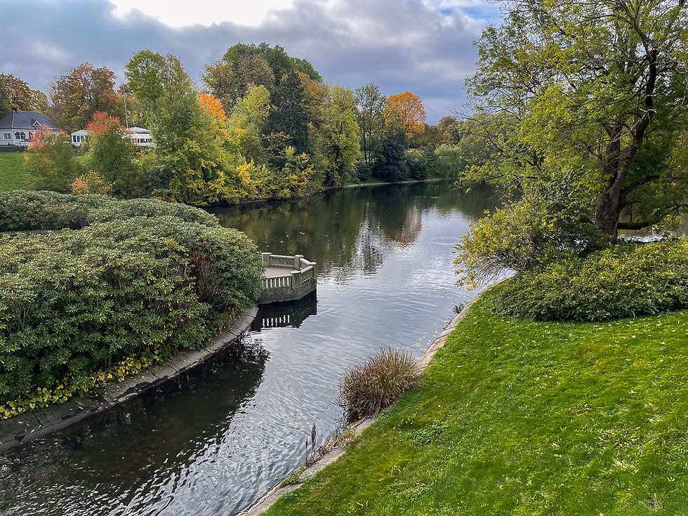 En dam med terrasse og trær i Frognerparken i Oslo