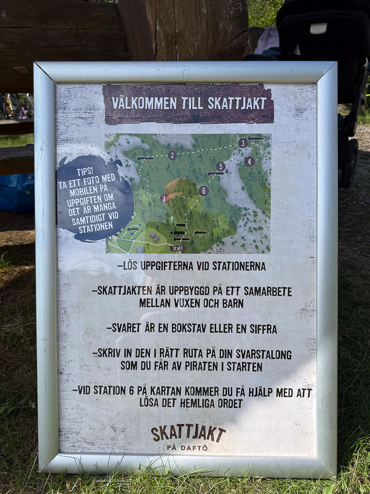 Skilt til Skattejakt i Daftö Resort ved Strömstad