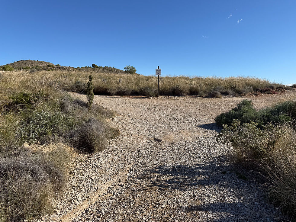 Veiskille i grusvei ved Villajoyosa på Costa Blanca