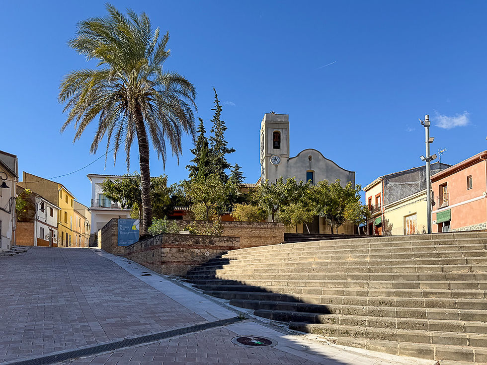 Stor trapp med kirke og palme i bakgrunnen i den lille landsbyen Sempere på Ruta 99