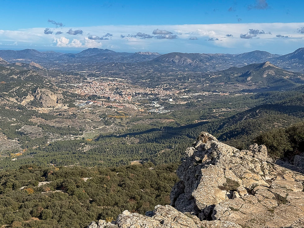Utsikt fra toppen av el Menejador i Parque Natural del Carrascal de la Fuente Roja de Alcoy