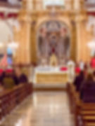 Prest ved opplyst alter i kirke Basílica de Santa María de Elche