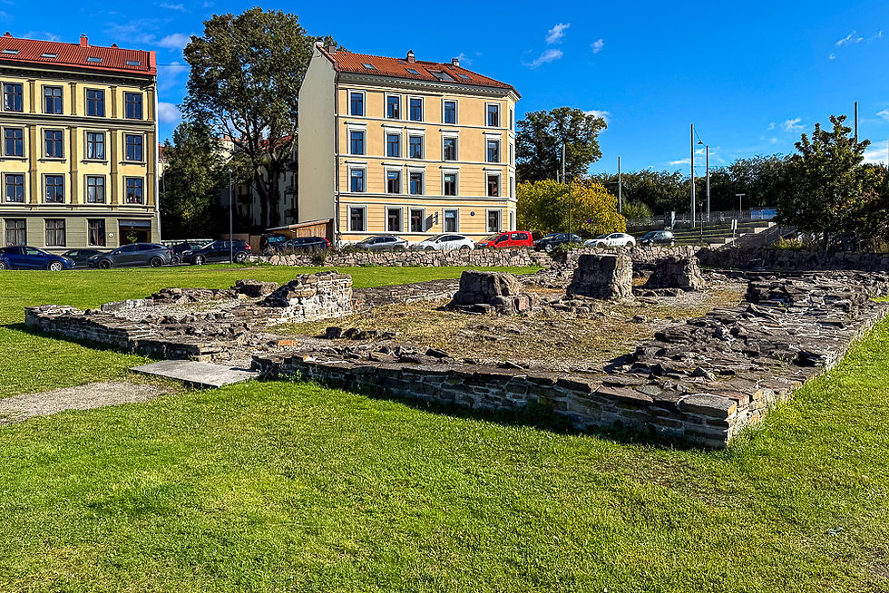 Ruiner etter Clemenskirken ved kirkeruinene ved Middelalderparken i Oslo