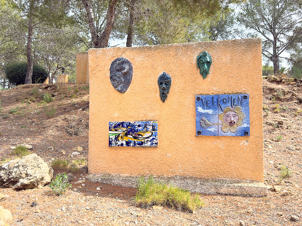 Kunst montert på murvegg av den Spanske kunstneren Pedro delso i Alfaz del Pi