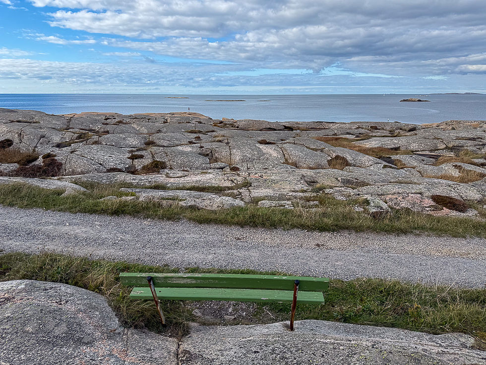 Grønn benk ved grusvei på Sandön i Smögen på Sveriges vestkyst