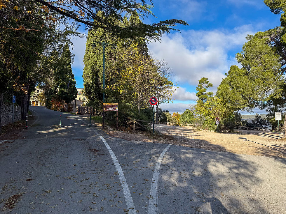 Innkjøring til parkeringsplass i Parque Natural del Carrascal de la Fuente Roja de Alcoy