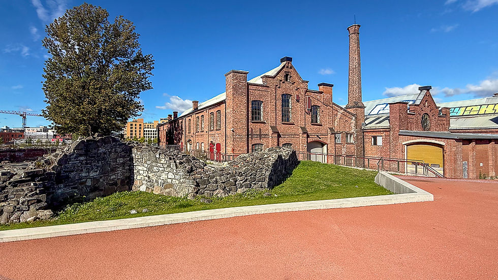 Nedlagte jernbanebygninger ved kirkeruinene ved Middelalderparken i Oslo