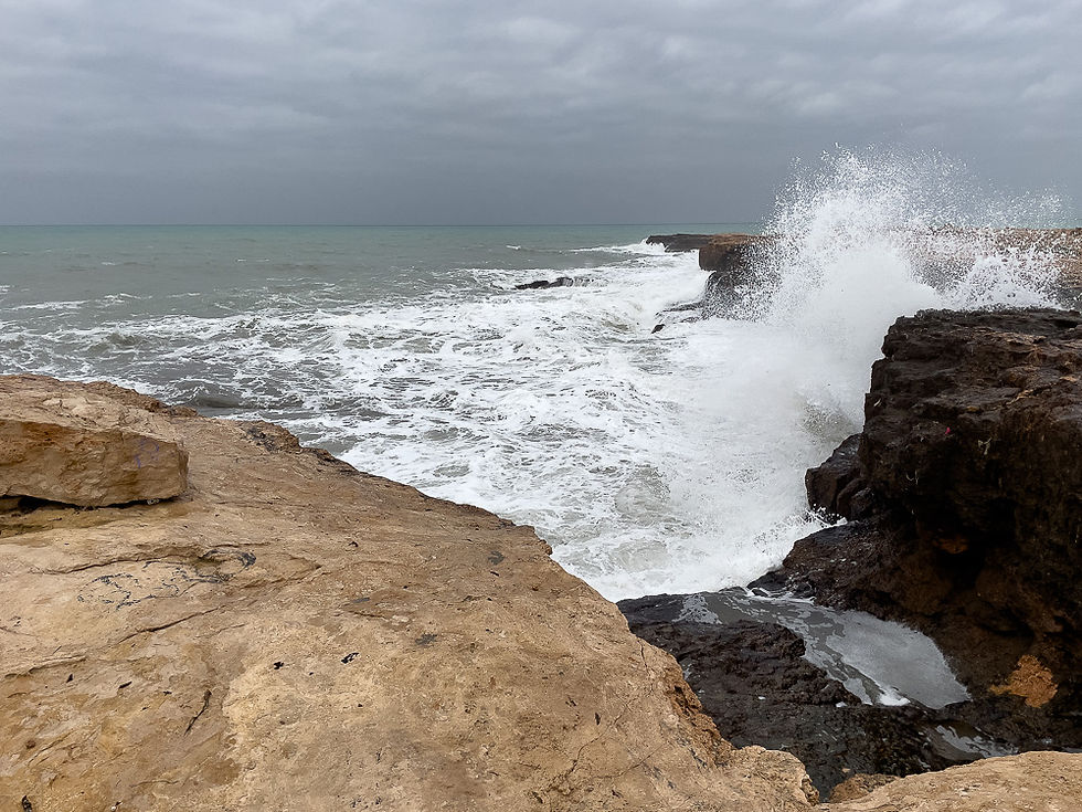 Bølger slår over 10-15 meter høye klipper i Torrevieja
