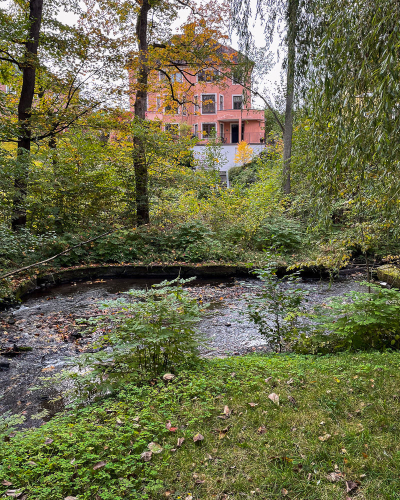 Rødt hus ved elv i Frognerelva i Oslo