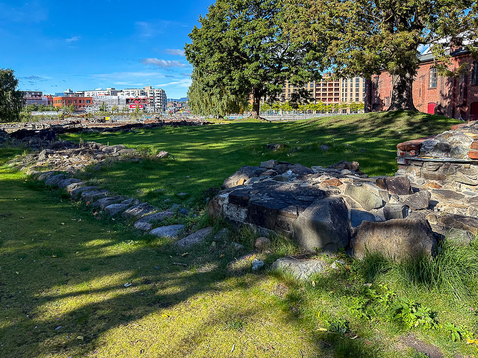 Ruiner etter Kongsgården ved kirkeruinene ved Middelalderparken i Oslo