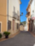 Smal gate med gammel utelampe i Castell de Castells i Spania