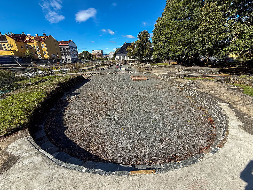 Halvsirkelformede ruiner etter Hallvardskatedralen i Oslo
