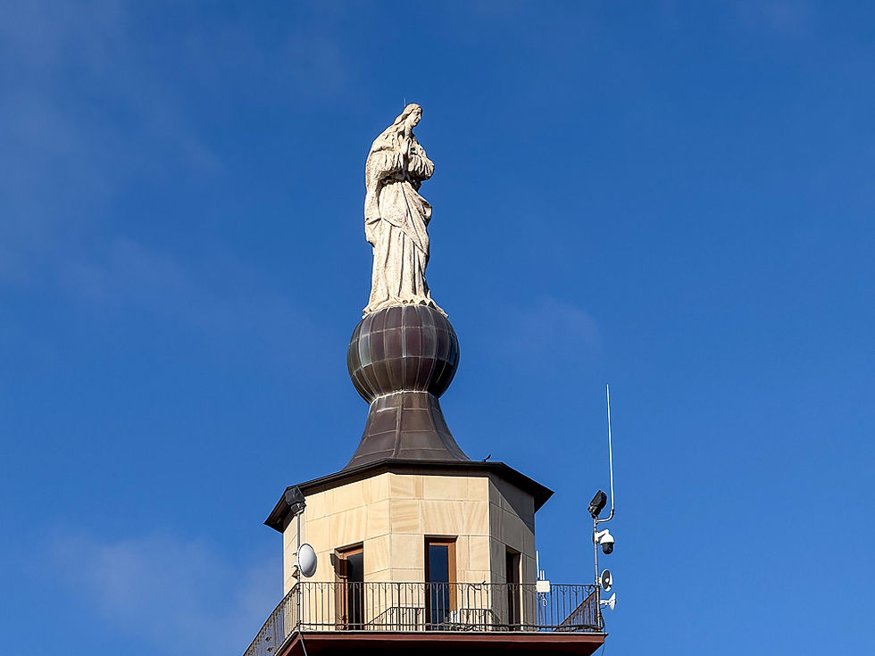 Statue på toppen av tårn på Santuari de la Font Roja