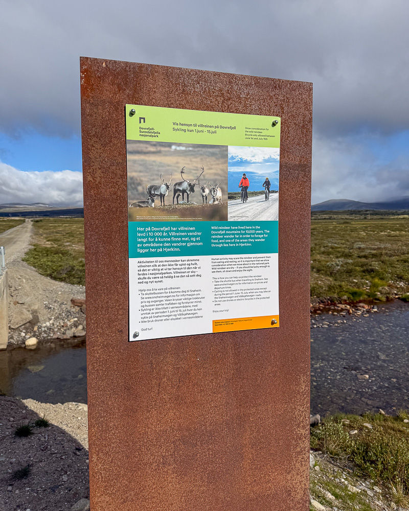 Informasjonsplakat ved inngangen til nasjonalparken ved Hjerkinn skytefelt i Dovrefjell-Sundalsfjella nasjonalpark