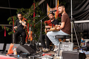 Le Plaque penent còrdas de criulon, de ton-ton e de votz !