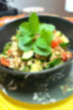 salada de trigo sarraceno com hortelã, prato de porcelana preto sobre uma bancada