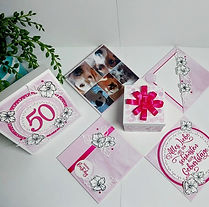 Explosionsbox mit kleinem Geschenk im Inneren
