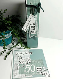 Set aus Karte und Salamiverpackung