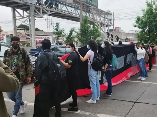 Estudiantes de la UNAH bloquean bulevar Suyapa exigiendo retorno de “brujitos”