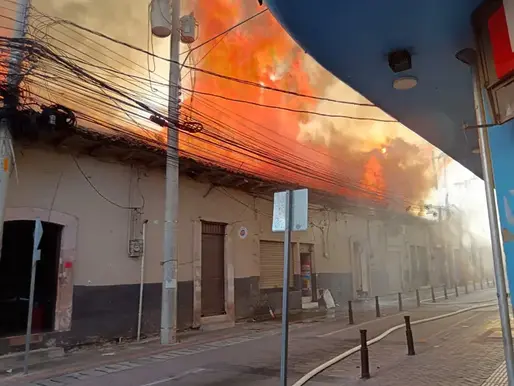 Voraz incendio destruye histórico negocio Chinda Díaz en el centro de Tegucigalpa