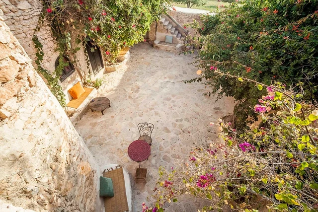 outdoor courtyard