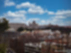 Le paysage de la ville à Madrid avec le Palais royal et la cathédrale de Mudna sous un ciel bleu avec des nuages. Introduction urbaine, architecture historique.