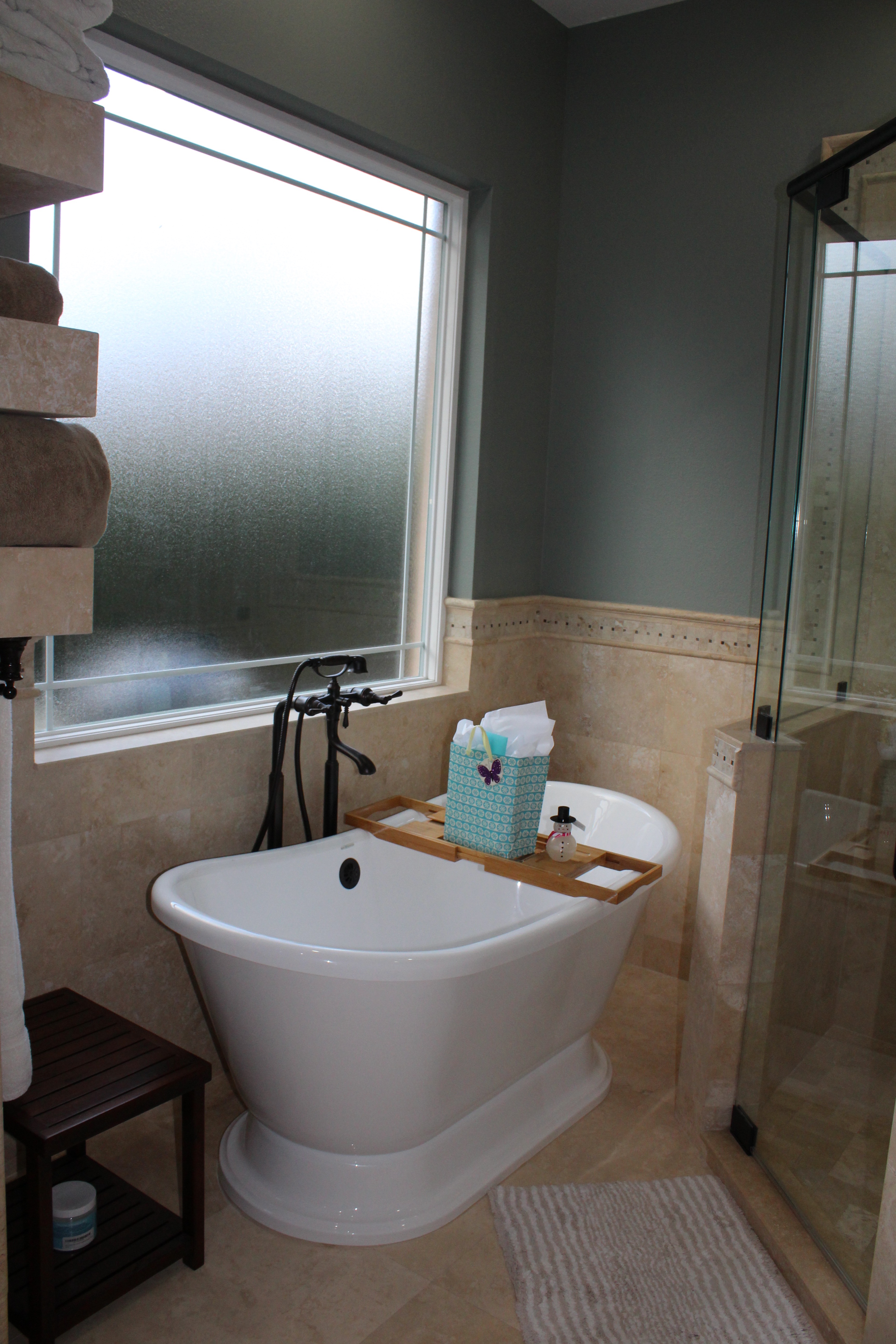 New slipper tub & travertine shelves