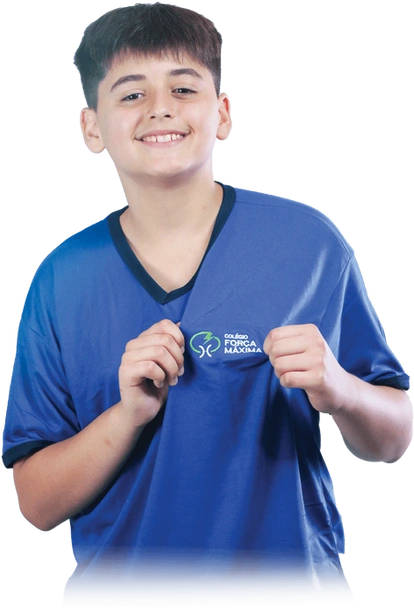 estudante mostrando logo da escola na camiseta