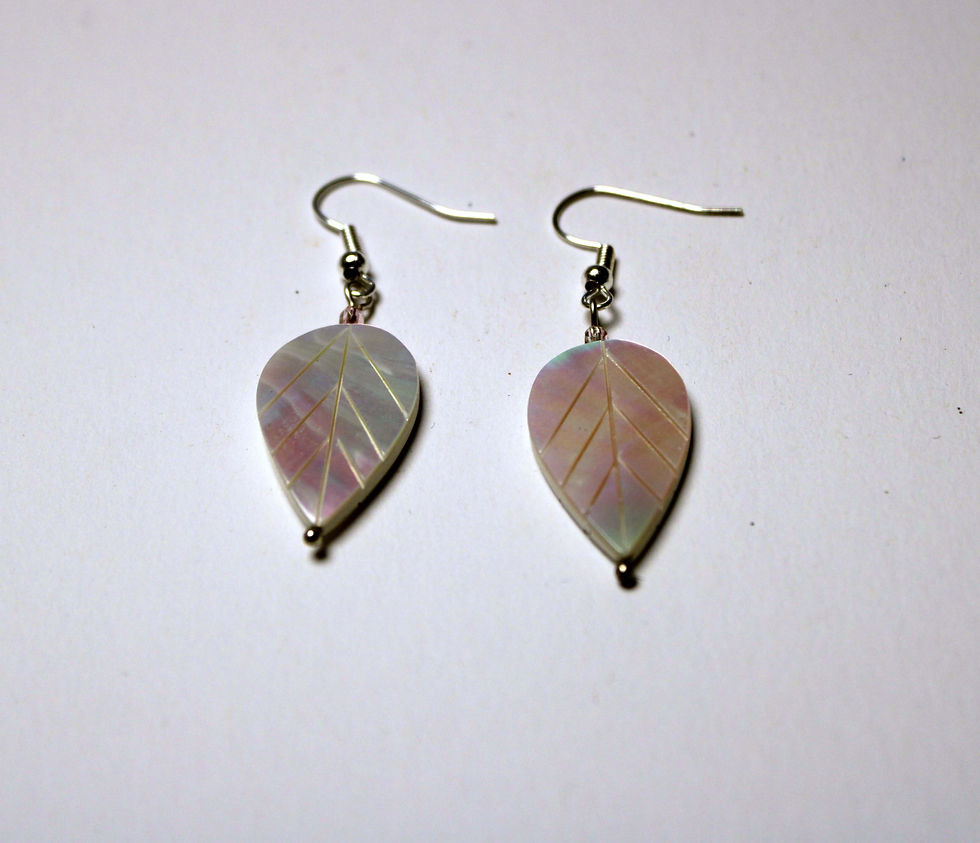 Miniaturbild: Ohrringe mit Perlmutt-Blatt von Mayd in Germany Edelsteinschmuck