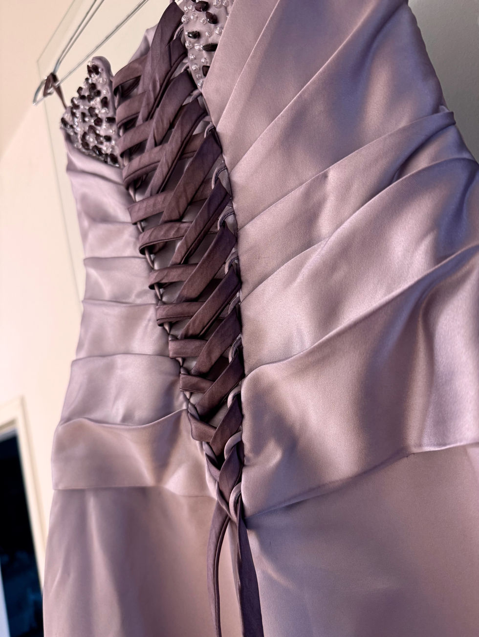 Hochzeitskleid Details gefärbt violett