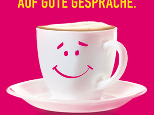 Cappuccino Tasse auf pinkem Hintergrund