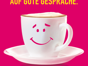 Cappuccino Tasse auf pinkem Hintergrund