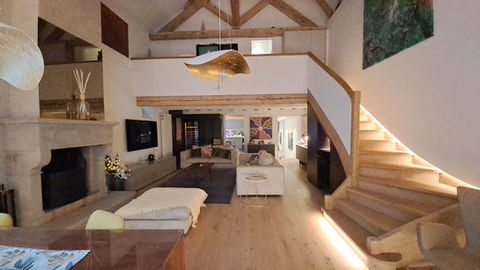 Salon avec escalier.jpg